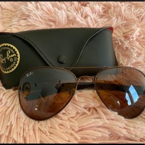 Brown Ray-Ban aviators!